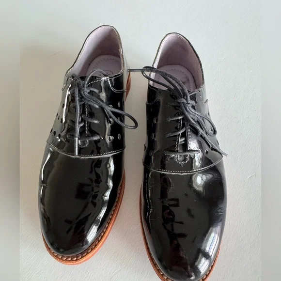 Johnston & Murphy Oxford Style Black Patent Leather Shoes, 6 1/2M, tie closure - Picture 2 of 5